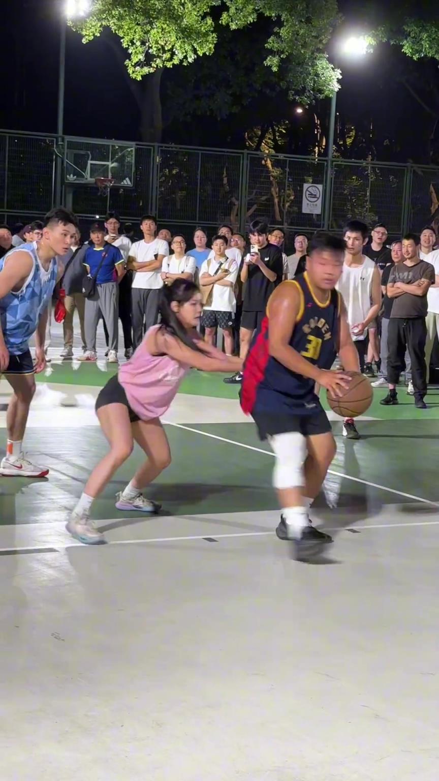 這哥們看見防自己的是女生，一個勁背打，球也不傳了